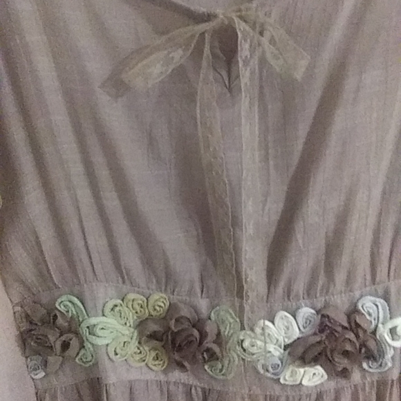 Light sheer feminine blouse in taupe shimmer fabric with lace trim - Picture 9 of 11